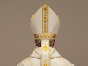 Mitra - nakrycie głowy biskupów używane w krzyżówkach