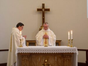 Msza gregoriańska w intencji zmarłego odprawiana przez kapłana w kościele