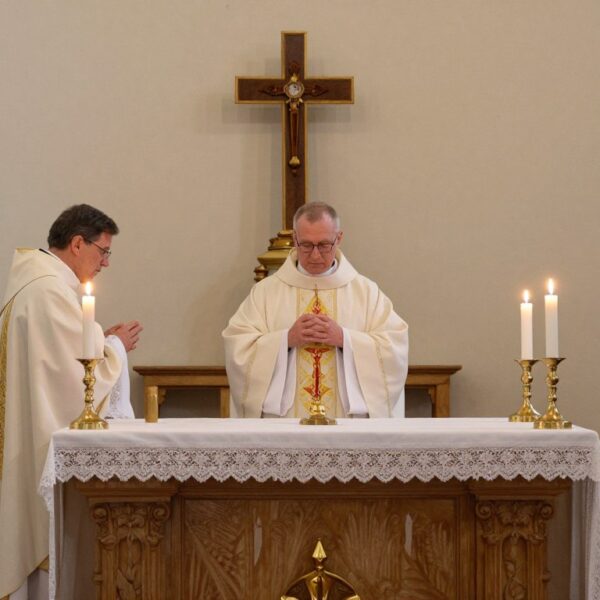 Ile kosztuje msza w intencji zmarłego – przewodnik po ofiarach mszalnych