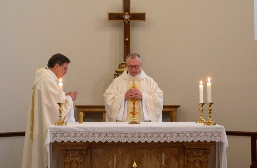 Msza gregoriańska w intencji zmarłego odprawiana przez kapłana w kościele